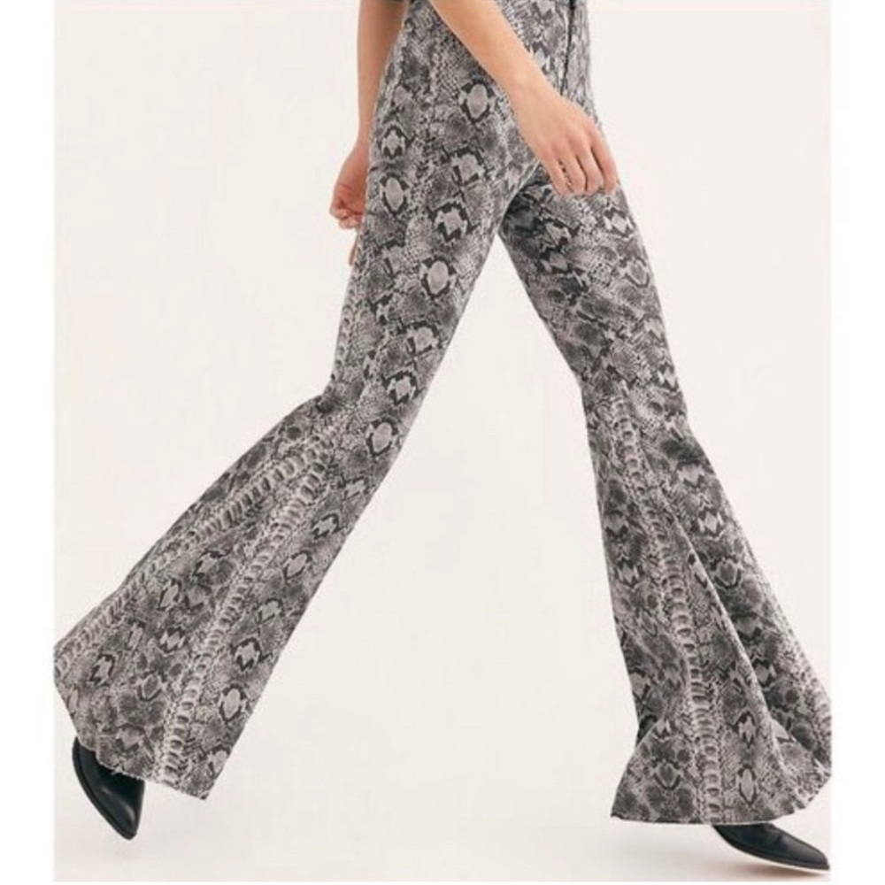 FREE PEOPLE Just Float On Flare Printed Jeans Snakeskin Size 27 - Picture 3 of 9